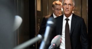 المدعي العام السويسري مايكل لوبر يصل في 20 مايو 2020 إلى جلسة استماع بحقه أمام لجنة برلمانية في العاصمة برن بعد اجتماع سري بينه وبين رئيس "فيفا" جاني إنفانتينو. (أرشيفية: أ ف ب)