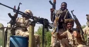 صورة من فيديو نشرته قوات الدعم السريع في 23 أبريل 2023 لعدد من عناصرها على متن آلية عسكرية في منطقة شرق النيل بالخرطوم. (أ ف ب)