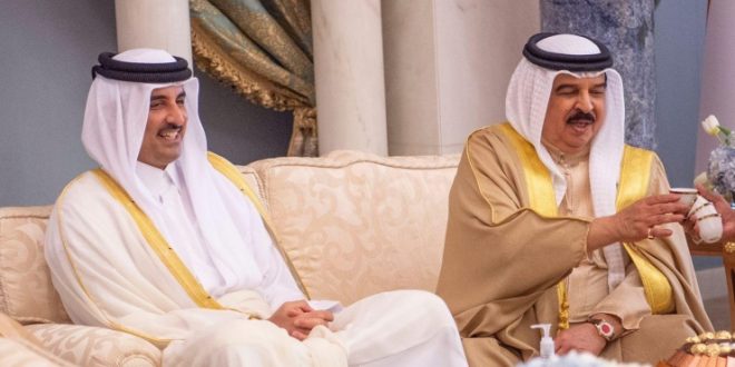 العاهل البحريني الملك حمد بن عيسى آل خليفة خلال لقاء مع أمير دولة قطر الشيخ تميم بن حمد آل ثاني على هامش مؤتمر قمة جدة للأمن والتنمية في يوليو الماضي. (أرشيفية)