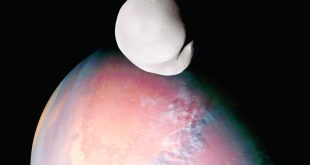 صورة نشرها المسؤولون عن مهمة الإمارات لاستكشاف المريخ بتاريخ 24 أبريل 2023 تظهر القمر الصغير "ديموس" حول المريخ. (أ ف ب)
