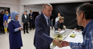 الرئيس التركي رجب طيب إردوغان بمركز الاقتراع في الجولة الأولى من الانتخابات التركية. (أرشيفية)