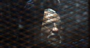 مرشد الإخوان محمد بديع خلال إحدى جلسات محاكمته. (أرشيفية)
