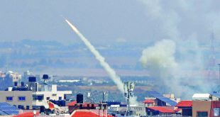 صاروخ أطلق من غزة باتجاه إسرائيل أمس (أ.ف.ب)