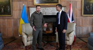 رئيس الوزراء البريطاني ريشي سوناك لدى استقباله الرئيس الأوكراني فولوديمير زيلينسكي، اليوم الاثنين في لندن. (رويترز)