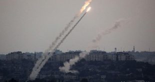 صاروخ فلسطيني في سماء إحدى المدن في فلسطين المحتلة. (أرشيفية)