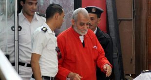 مرشد الإخوان السابق محمد بديع خلال إحدى جلسات محاكمته. (أرشيفية)