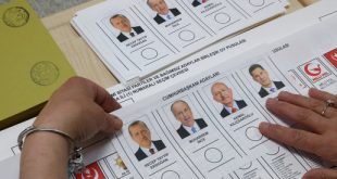 شخص يجرى اقتراع مع صور لمرشحين للرئاسة التركية خلال الانتخابات في مركز اقتراع في أنقرة، 14 مايو 2023. (رويترز)