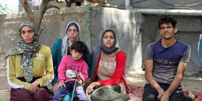 خمسة أشقاء فلسطينيين يعانون من إعاقات حركية وضمور عضلي وتشنجات أمرهم جيش الاحتلال الإسرائيلي بمغادرة شقتهم قبل قصف المبنى السكني الذي يقطنونه خلال أحدث جولة من الضربات الجوية الإسرائيلية على قطاع غزة، يجلسون وسط أنقاض المبنى في غزة يوم الاثنين. (الصورة من رويترز)
