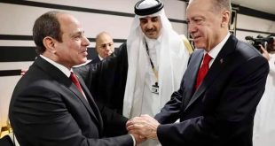 مصافحة السيسي وأردوغان في الدوحة في افتتاح كأس العام ديسمبر 2022. (أرشيفية)