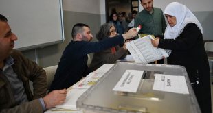 تصويت في مركز اقتراع في اسطنبول خلال الانتخابات في تركيا، 14 مايو 2023. (أ ف ب)