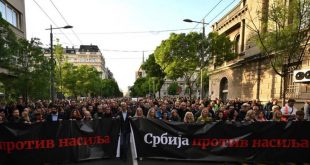 احتجاجات تطالب بفرض حظر تام على البرامج العنيفة في صربيا. (أ ف ب)