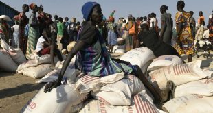توزيع مواد غذائية في مخيم للنازحين في بنتيو في السودان، 6 فبراير 2023. (أرشيفية: أ ف ب)