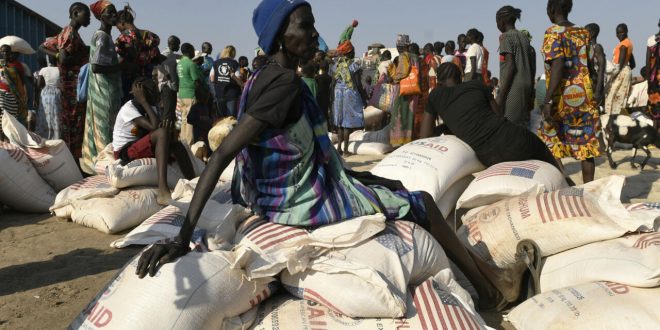 توزيع مواد غذائية في مخيم للنازحين في بنتيو في السودان، 6 فبراير 2023. (أرشيفية: أ ف ب)