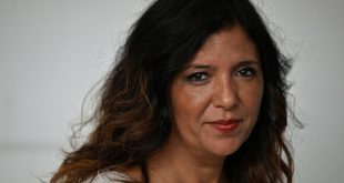 المخرجة التونسية كوثر بن هنية على هامش مهرجان كان السينمائي في مدينة كان الفرنسية، 20 مايو 2023. (أ ف ب)