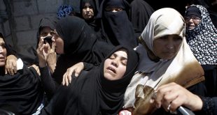 أقارب فلسطينيون ينتحبون خلال جنازة أربعة من أفراد عائلة معمر خلال جنازتهم في مدينة رفح جنوب قطاع غزة، 14 يوليو 2014. (أرشيفية)