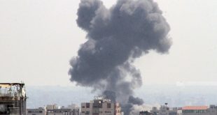 سحب دخان في السماء عقب قصف إسرائيلي على قطاع غزة. (وفا)