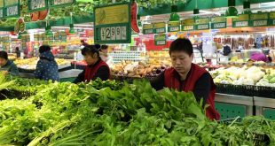 مواطن صيني في أحد متاجر بيع الخضروات. (أرشيفية)