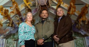 الخبراء في متحف تي بابا الوطني النيوزيلندي تي أريكيرانغي ماماكو-أيرنسايد (وسط) وتي هيركيكي هيرويني (يمين) والباحثة سوزان ثورب (يسار) في ويلينغتون، 15 يونيو 2023. (أ ف ب)