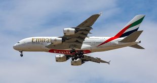 طائرة تابعة لطيران الإمارات تستعد للهبوط في مطار دبي في 17 أبريل 2023. (أ ف ب)
