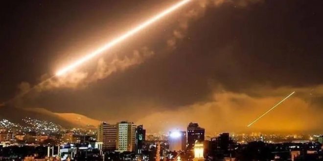 الدفاعات الجوية السورية تتصدى لقصف عدواني إسرائيلي جنوب دمشق ليل 20 يوليو 2020. (أرشيفية: أ ف ب)