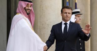 الرئيس الفرنسي إيمانويل ماكرون يصافح ولي العهد السعودي الأمير محمد بن سلمان لدى وصوله إلى قصر الإليزيه في باريس في 16 يونيو 2023. (أ ف ب)