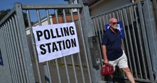 ناخب خرج من مركز اقتراع في هيلينغدون خلال الانتخابات الفرعية في أوكسبريدج أند ساوث رويسليب في شمال غرب لندن، 20 يوليو 2023. (أ ف ب)