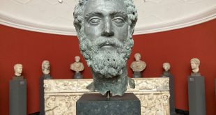 رأس برونزي للإمبراطور الروماني سيبتيموس سيفيروس (145-211) معروض في متحف غليبتوتيك في كوبنهاغن بتاريخ 29 يونيو 2023. (أ ف ب)