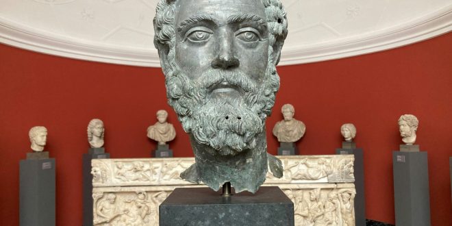 رأس برونزي للإمبراطور الروماني سيبتيموس سيفيروس (145-211) معروض في متحف غليبتوتيك في كوبنهاغن بتاريخ 29 يونيو 2023. (أ ف ب)