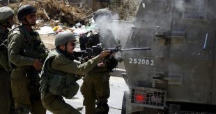 جندي إسرائيلي يصوب نيرانه نحو فلسطينيين في الضفة. (أرشيفية)