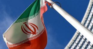 علم إيران أمام مقر الوكالة الدولية للطاقة الذرية في فيينا خلال اجتماع مجلس حكام الوكالة في الأول من مارس 2021. (أ ف ب)