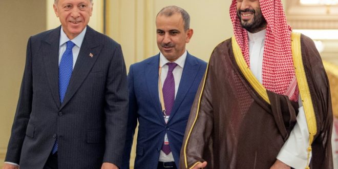 ولي العهد السعودي الأمير محمد بن سلمان (يمين) بالرئيس التركي رجب طيب إردوغان، في جدة في 17 يوليو 2023. (أ ف ب)