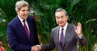 كبير الدبلوماسيين الصينيين وانغ يي (الى اليمين) يستقبل المبعوث الأميركي للمناخ جون كيري في بكين في 18 يوليو 2023. (أ ف ب)