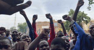 أنصار العسكريين الانقلابيين في النيجر يتظاهرون أمام الجمعية العامة في نيامي (أرشيفية)