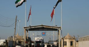 شاحنة من قافلة مساعدات تعبر من تركيا إلى شمال سوريا الذي تسيطر عليه فصائل معارضة عبر معبر باب السلامة، 14 فبراير. (أ ف ب)