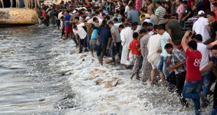 مواطنون يقفون على الشاطئ في مصر في انتظار انتشال الجثث، خلال عملية تفتيش بعد انقلاب قارب يقل مهاجرين غرقوا في البحر المتوس في سبتمبر 2017. (أرشيفية)