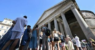 عشرات السيّاح في طوابير أمام البانثيون وسط العاصمة الإيطالية روما للحصول على تذاكرهم. (أ ف ب)