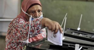مواطنة مصرية تدلي بصوتها في إحدى جولات الانتخابات الرئاسية. (أرشيفية)