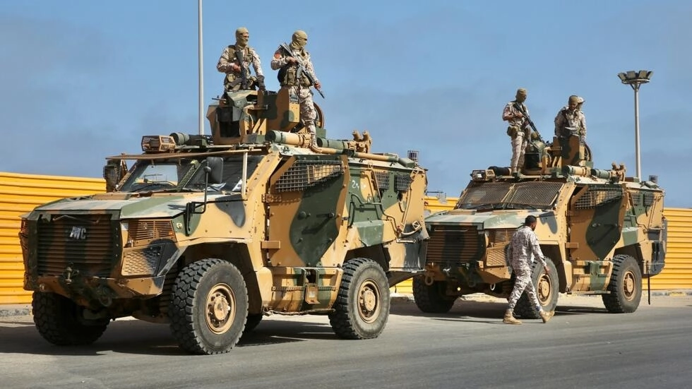 جنود موالون لرئيس حكومة الوحدة الوطنية الليبية، عبد الحميد دبيبة، على متن مركبات عسكرية في طرابلس، ليبيا (رويترز)