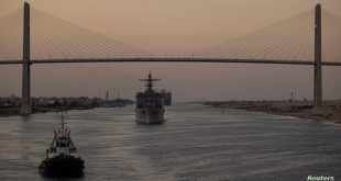 سفينة ضخمة تعبر قناة السويس. (صورة تعبيرية- رويترز)