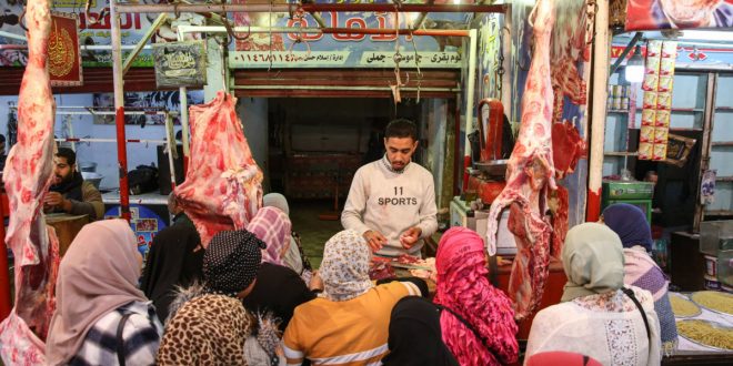 مجموعة من المتسوقات يتجمعن أمام محل لبيع اللحوم في أحد الأسواق في إمبابة. محافظة الجيزة. مصر، حيث تتزايذ معاناة المصريين من ارتفاع الأسعار (أرشيفية)
