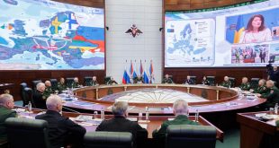 وزير الدفاع الروسي سيرغي شويغو ملتقيا مسؤولين عسكريين كبارا في التاسع من أغسطس 2023 في موسكو. (أ ف ب)