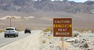 علامة تحذير من الحر الشديد على الطريق السريع رقم 190 في الولايات المتحدة في منطقة وادي الموت في ولاية كاليفورنيا في 16 يوليو 2023. (أ ف ب)