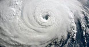 صورة وزعتها وكالة الفضاء الأميركية (ناسا) تظهر الاعصار فلورانس يتجه غربا في المحيط الأطلسي قبالة السواحل الأميركية، 12 سبتمبر 2018. (أ ف ب)