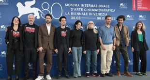 ممثلون وكتاب ومخرجون مشاركون في مهرجان البندقية (أ.ف.ب)