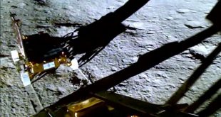 المركبة شاندريان-3 أثناء مناورتها للهبوط إلى سطح القمر (أ ف ب)