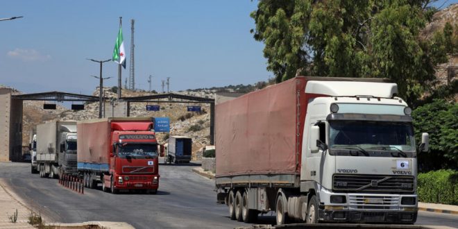 قافلة مساعدات تمر عبر معبر باب الهوى في شمال سوريا في 28 يوليو 2022. (أ ف ب)