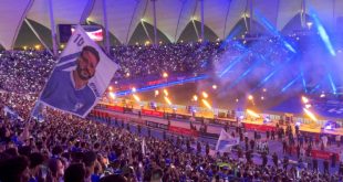 مشجعو فريق الهلال السعودي يلوحون بلافتات تحمل صورة المهاجم البرازيلي نيمار في ملعب الملك فهد الدولي في الرياض، 19 أغسطس 2023. (أ ف ب)