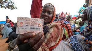 نساء فررن من الحرب في السودان ينتظرن توزيع حصص المساعدات الدولية في مخيم أورانغ للاجئين بالقرب من بلدة أدري في شرق تشاد في 15 أغسطس 2023. (أ ف ب)