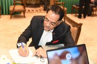 عضو في البرلمان المصري لحظة ملأ استمارة التزكية لأحد المُرشحين للانتخابات الرئاسية (أ. ش.أ)
