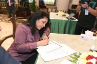 عضوة في البرلمان المصري لحظة ملأ استمارة التزكية لأحد المُرشحين للانتخابات الرئاسية (أ. ش.أ)
